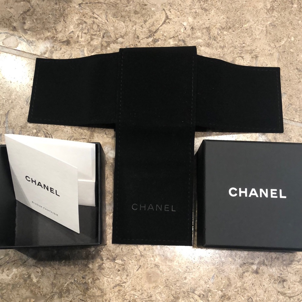Chanel - Earring box and jewelry wrap